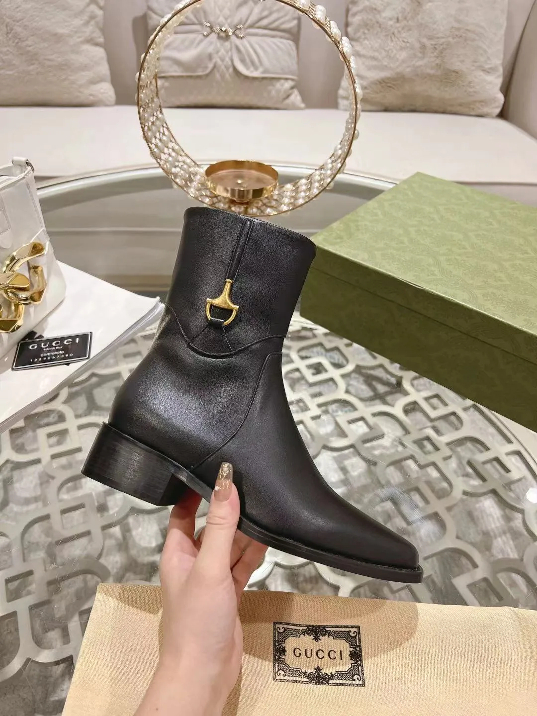👟👟Ex-factory price 600👟👟 Gucci's latest popular half-horsebit detail boots for autumn and winter, European and American punk style riding boots, horsebit detail boots, the same style as the big-name street style darlings of European and American stars. Upper: Calfskin imported from Italy Size: 35-42#